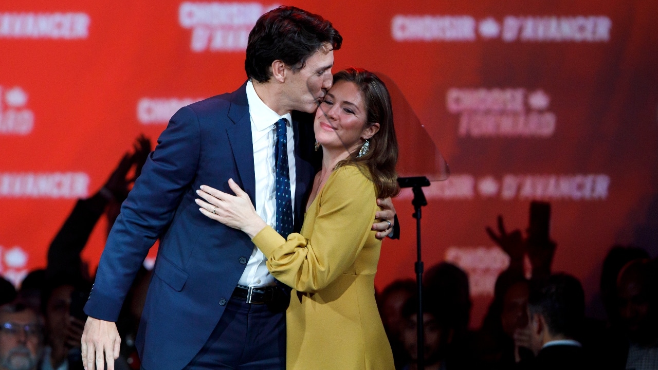 Fotografía del primer ministro de Canadá, Justin Trudeu besando a su esposa Sophie Trudeau.
