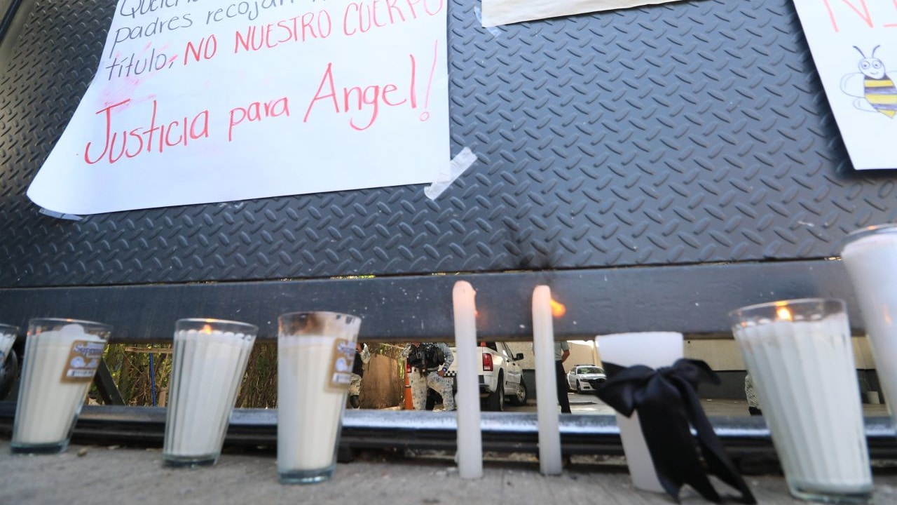 Estudiantes colocan veladoras para Ángel Yael Ignacio Rangel, de 19 años, quien murió por disparos de un elemento de la Guardia Nacional