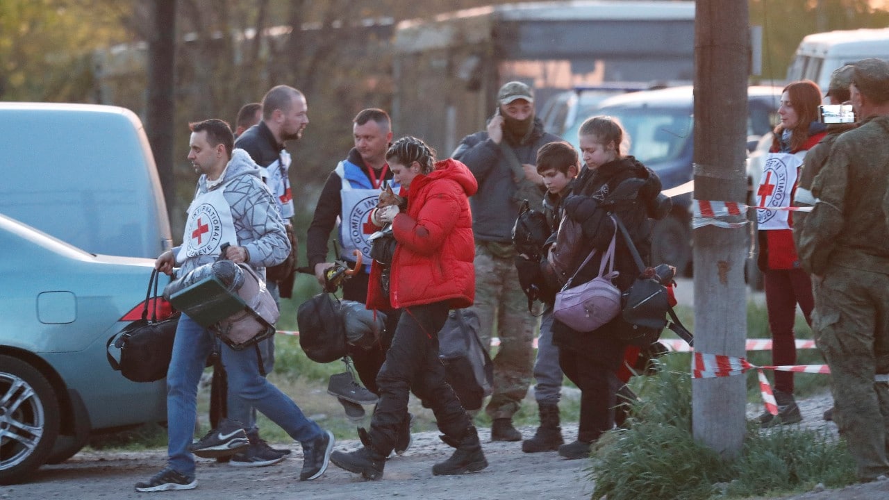 Ucrania anuncia evacuación total de civiles en Azovstal