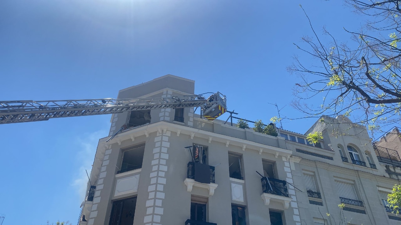 Se registró una fuerte explosión en el ático de un edificio de cuatro pisos en el barrio de Salamanca, Madrid.
