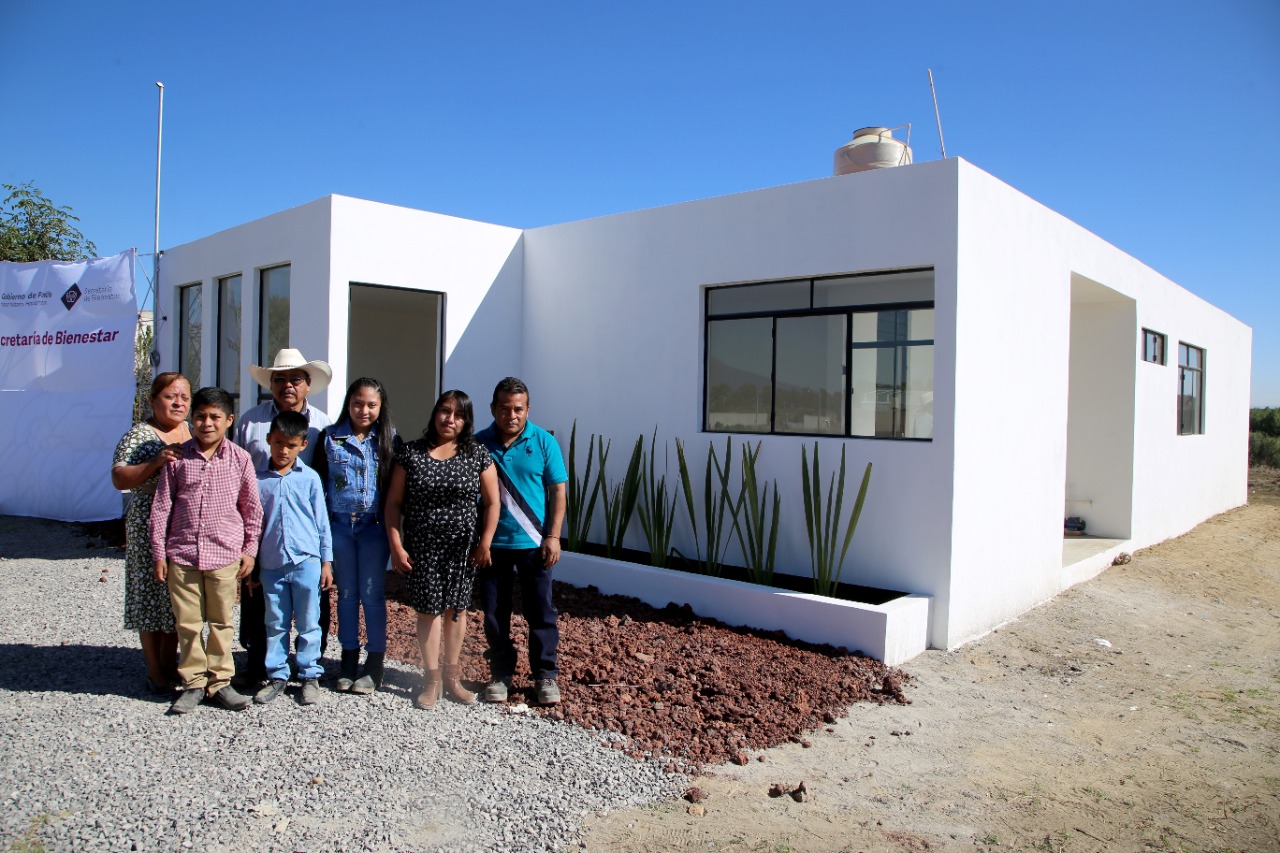 Familia, cuyo enorme socavón en Puebla se tragó su patrimonio, recibe casa nueva. FOTO Secretaría de Bienestar