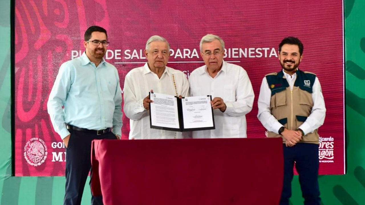 El presidente, Andrés Manuel López Obrador, junto al gobernador de Sinaloa, Rubén Rocha Moya, y el director del IMSS, Zoé Robledo, firmó el Plan de Salud para el Bienestar.