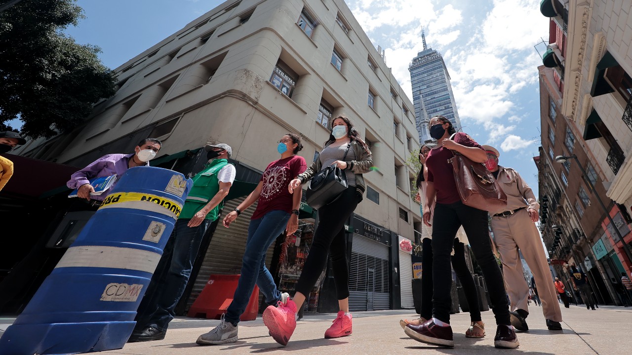Personas caminan en calles del Centro de la CDMX (Getty Images)