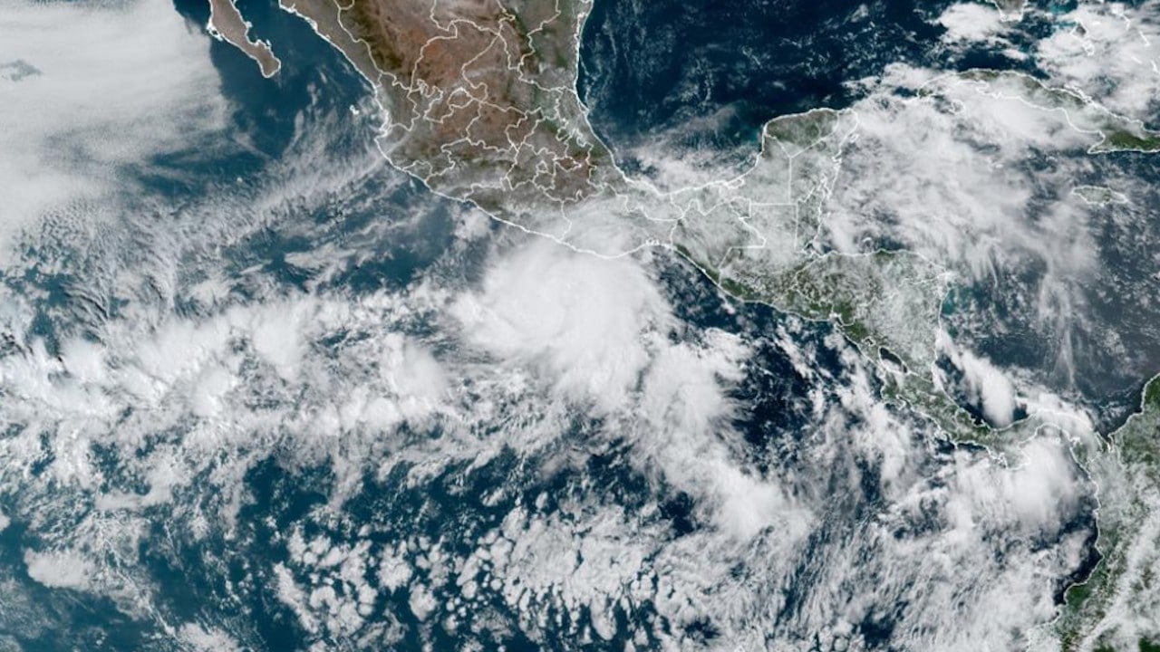 Imagen satelital del huracán Agatha en territorio mexicano (NOAA)