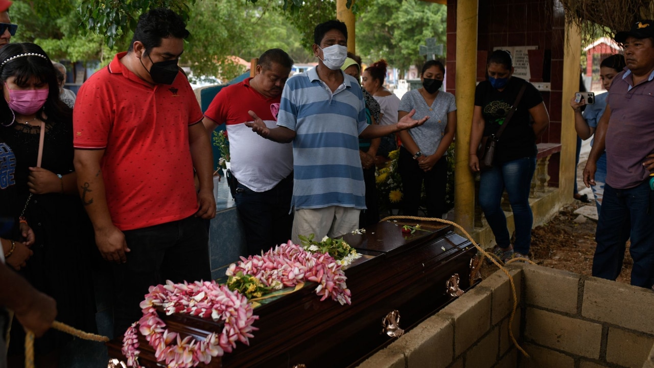 Familiares, amigos y colegas dieron sepultura a las periodistas Yesenia Mollinedo y Shelia Johana García, en el Panteón Municipal Miguel Hidalgo