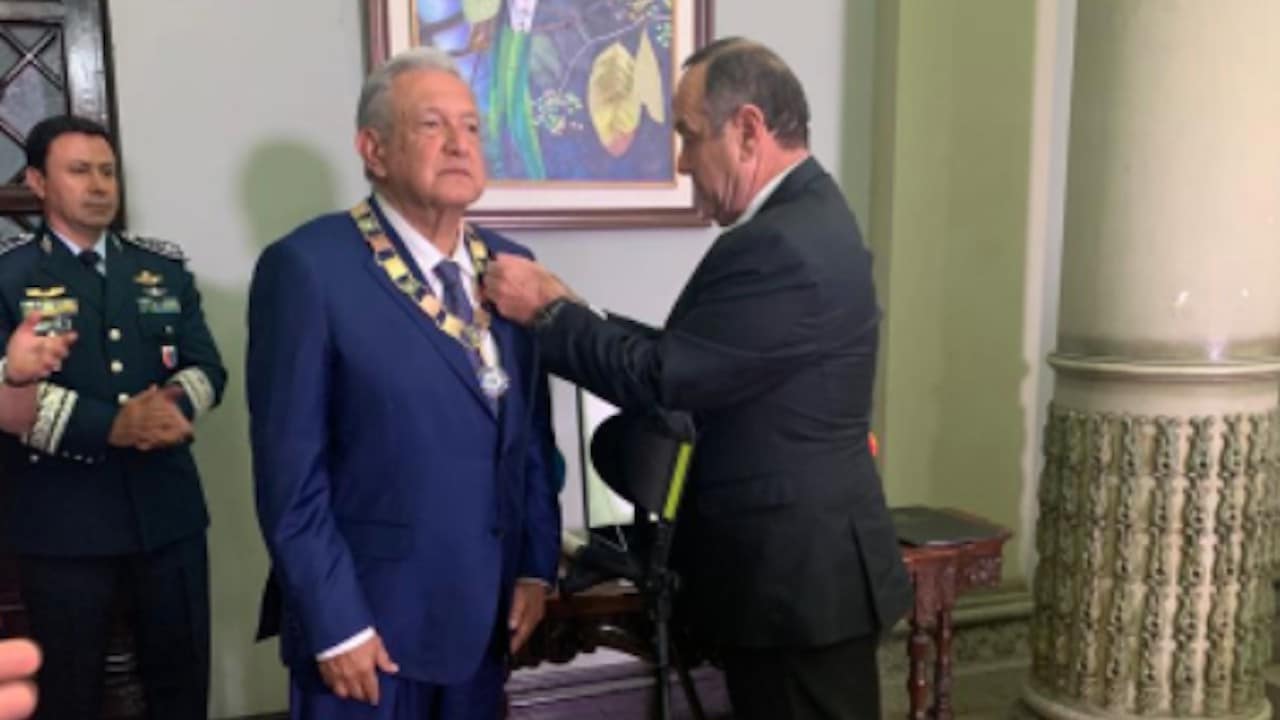 El presidente de México, Andrés Manuel López Obrador recibió la Condecoración de la Orden del Quetzal, Guatemala, 5 de mayo de 2022 (Twitter: @m_ebrard)