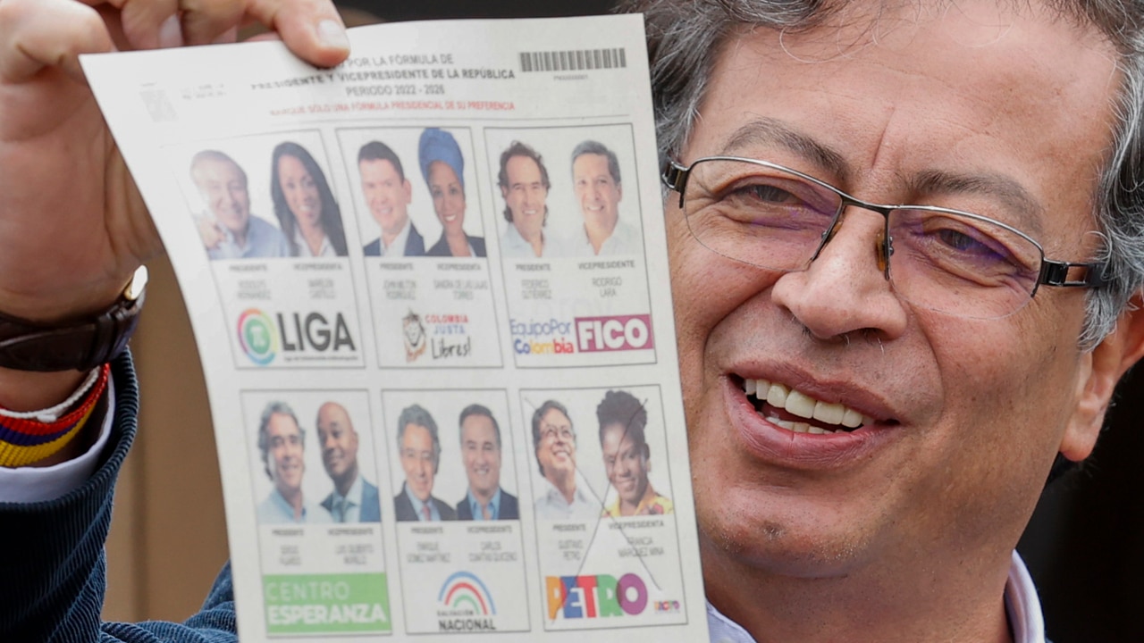 El candidato presidencial de Colombia, Gustavo Petro, muestra su voto en un centro de votación en Bogotá