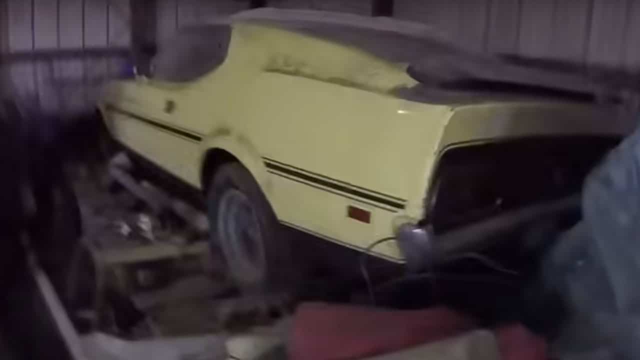 Hallan Ford Mustang edición limitada abandonado en un garage