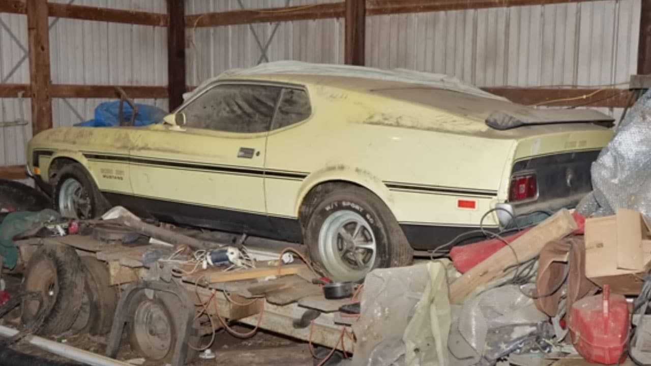 Hallan Ford Mustang edición limitada abandonado en un garage