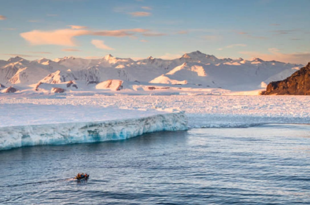 Descubren aguas subterráneas bajo hielo antártico