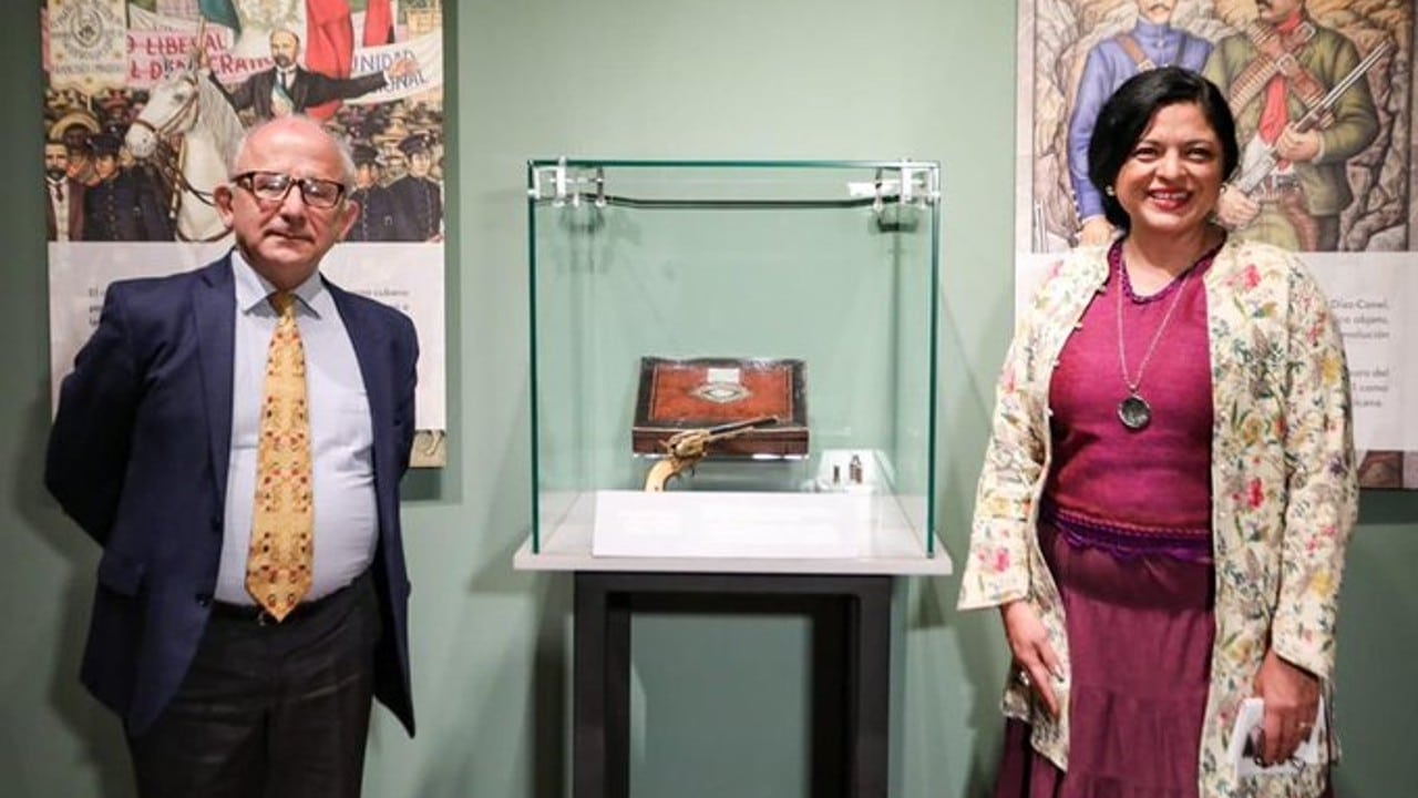 Histórico revólver de Francisco Villa, entregado por Cuba a AMLO, se expone en Museo de Antropología