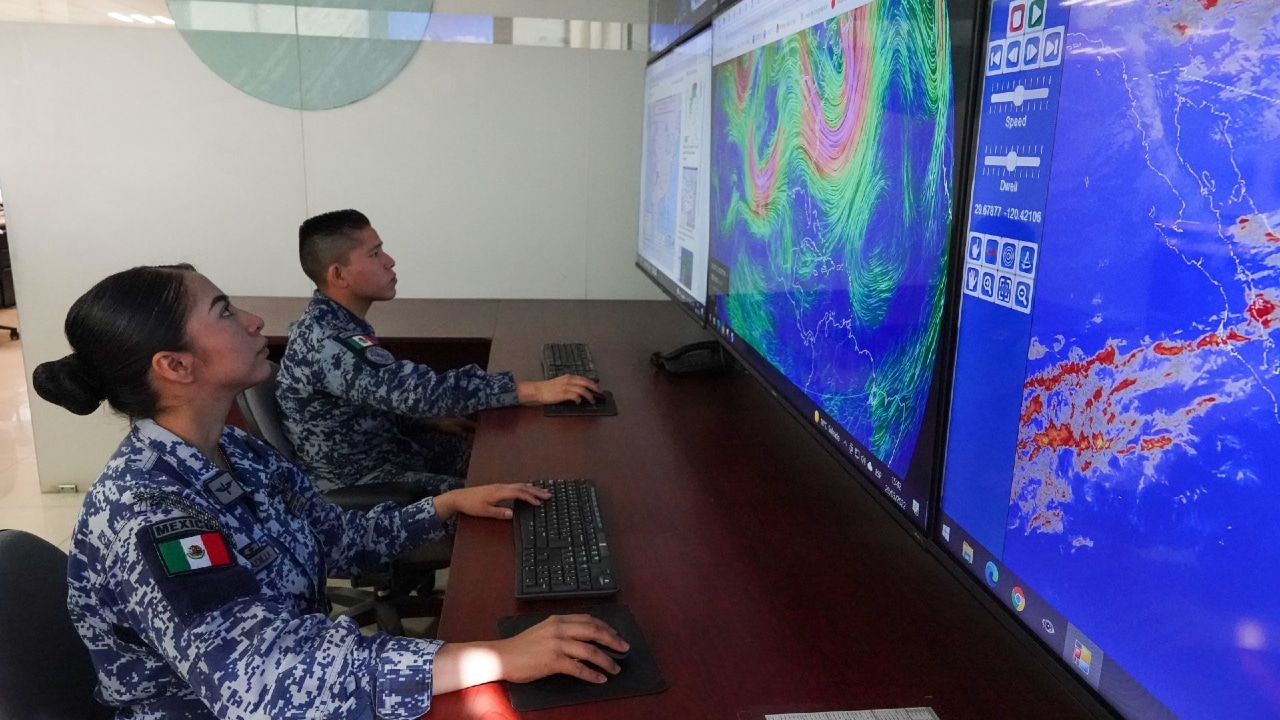 Elementos de la Fuerza Aérea Mexicana durante el análisis y pronóstico del Sistema Meteorológico para la prevención de huracanes,