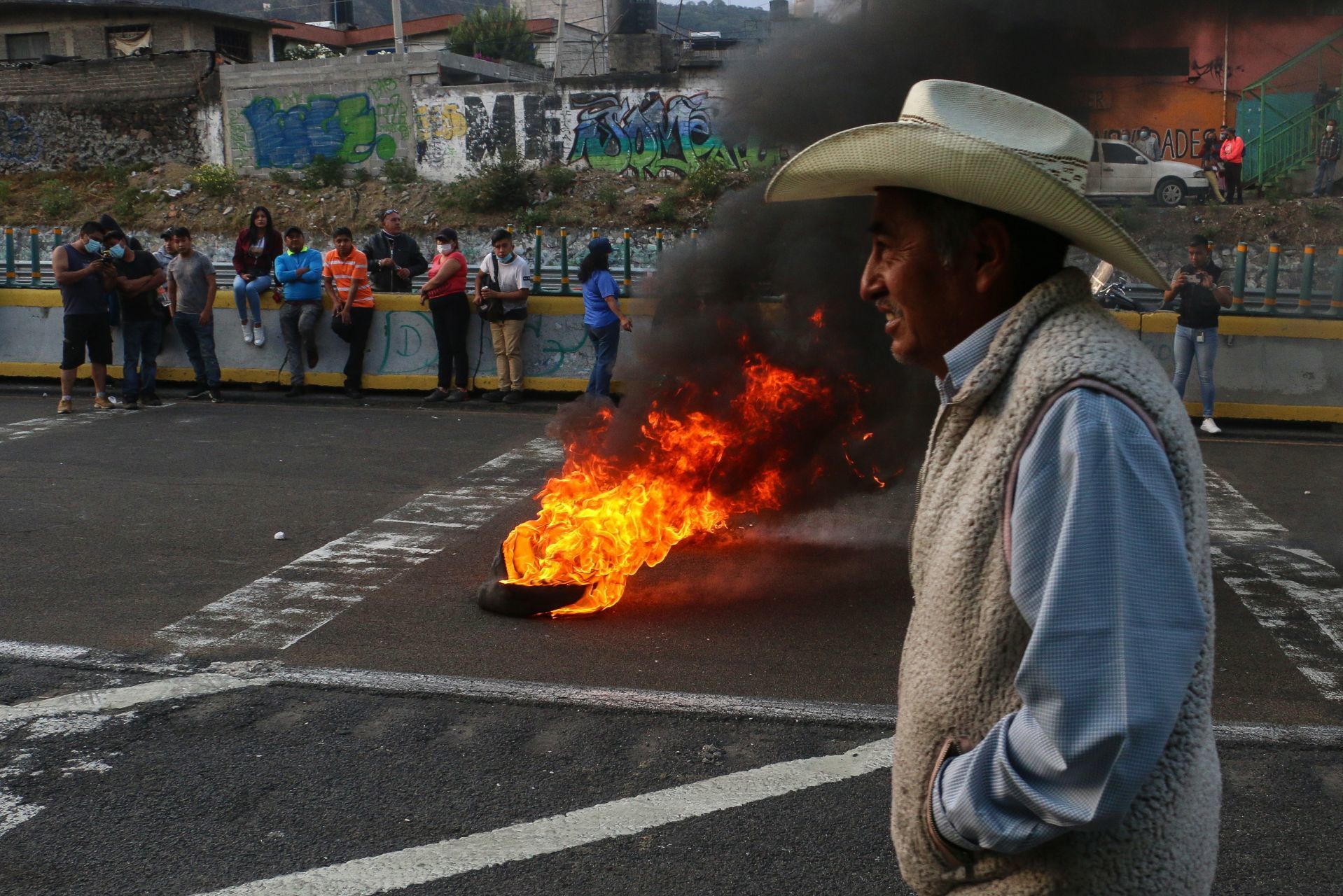 Habitantes de San Miguel Topilejo bloquearon la autopista México-Cuernavaca, en protesta a unas supuestas detenciones arbitrarias (Cuartoscuro)
