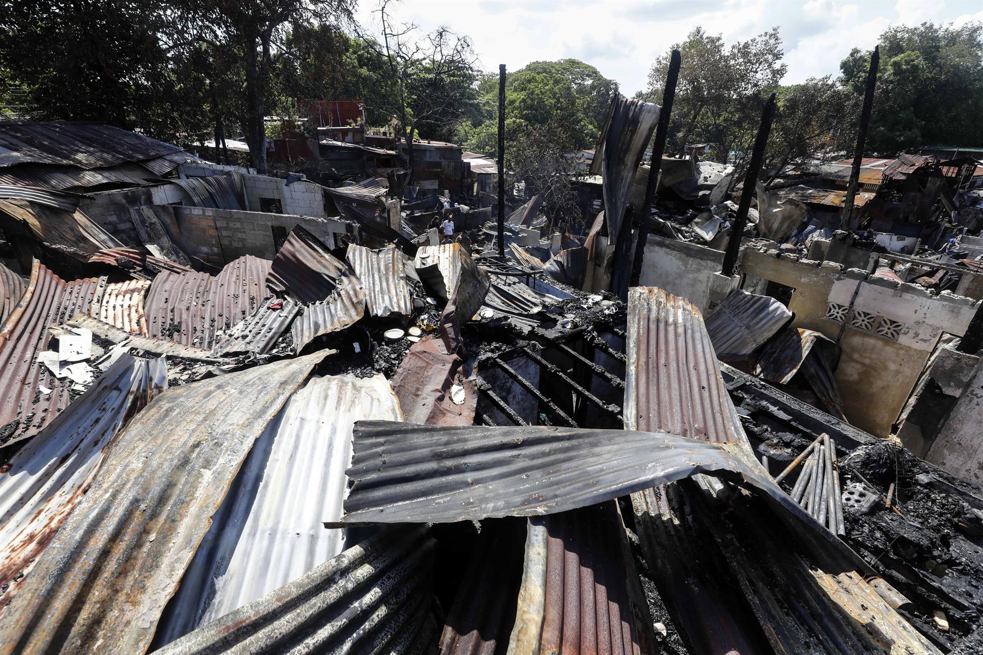 Incendio consume decenas de viviendas en Manila; reportan ocho muertos, entre ellos tres niños