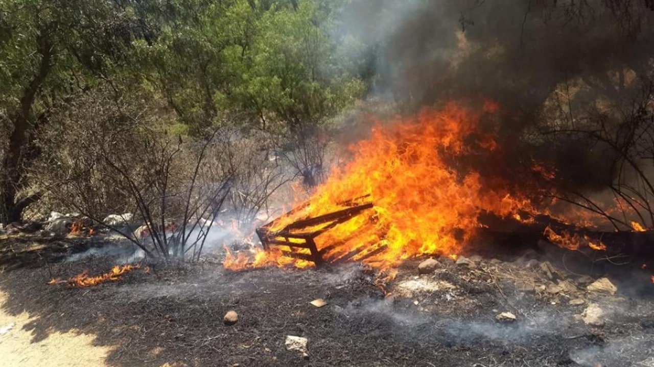 Elementos de Protección Civil laboraron en la sofocación de un incendio en la Sierra de Guadalupe, Edomex (Twitter: @GobCoacalco2022)