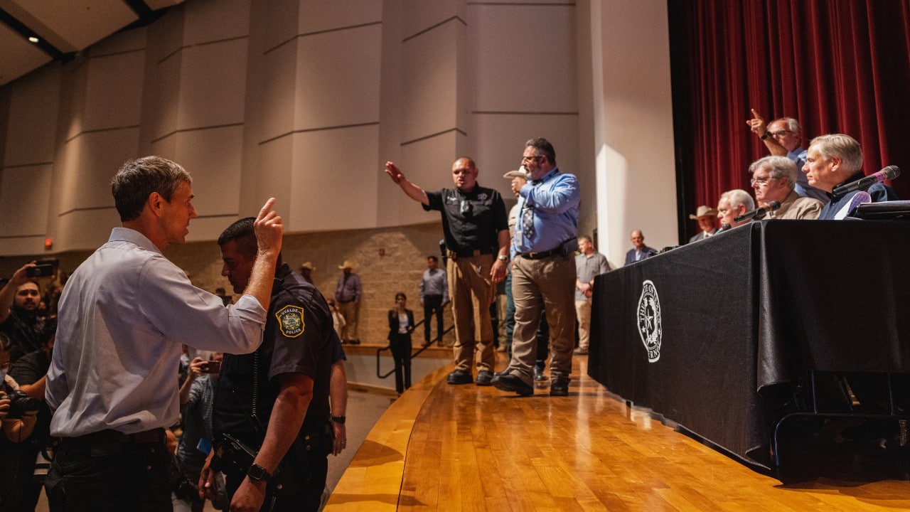 El candidato demócrata a gobernador Beto O'Rourke interrumpe una conferencia de prensa realizada por el gobernador de Texas Greg Abbott luego de un tiroteo en la escuela primaria Robb que dejó 21 muertos, incluidos 19 niños, el 25 de mayo de 2022 en Uvalde, Texas (Getty Images)