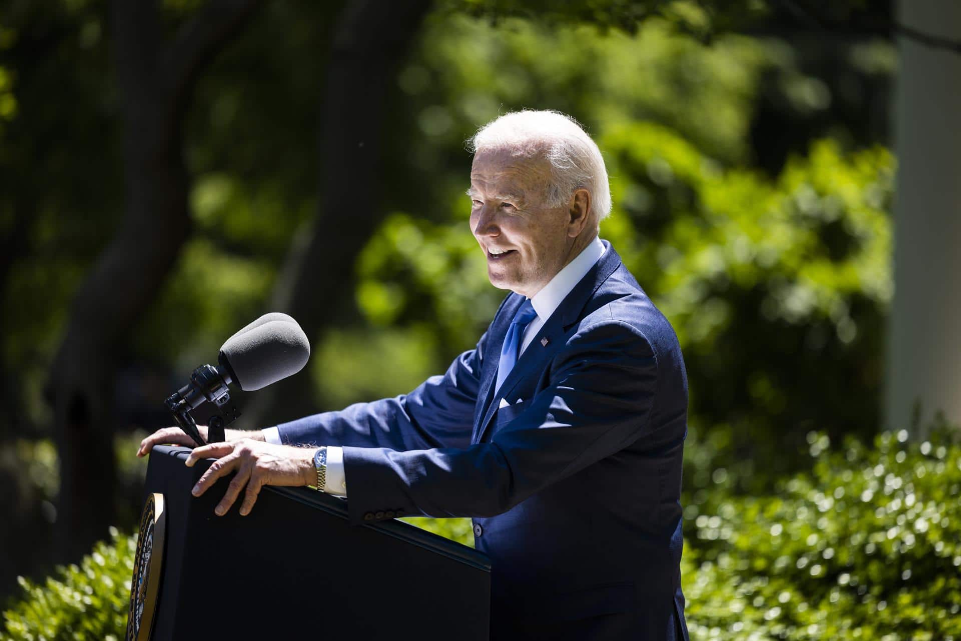 Biden anuncia programa para ofrecer Internet de bajo costo