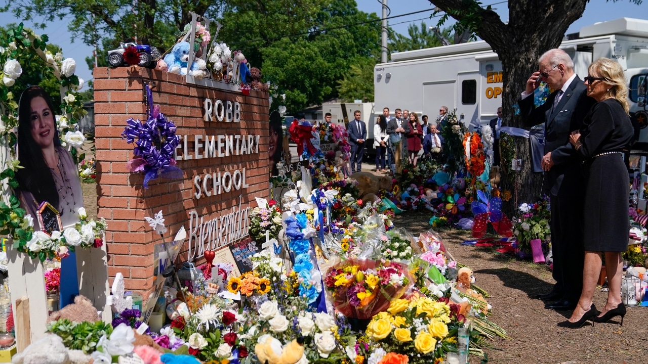 El presidente de Estados Unidos, Joe Biden, y su esposa visitan el memorial para víctimas del tiroteo en Uvalde, Texas. Fuente: AP