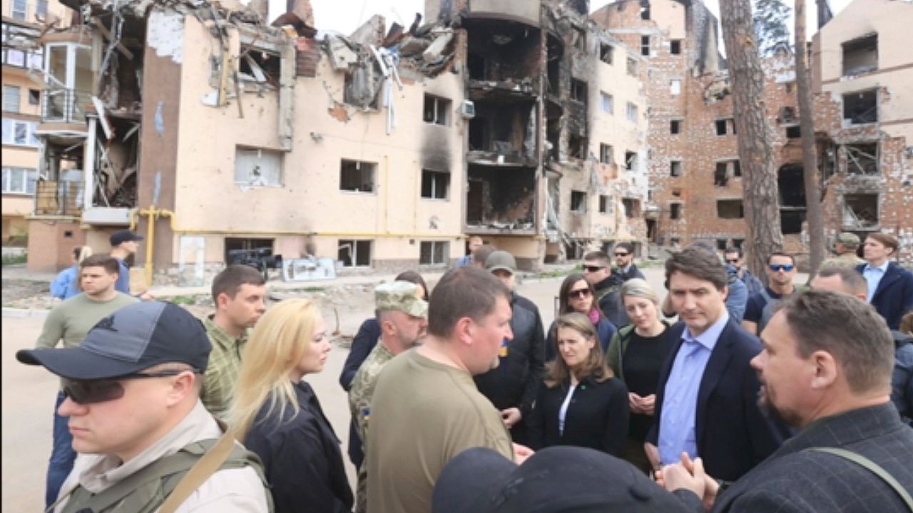 El primer ministro canadiense, Justin Trudeau, visitó la ciudad de Irpin,