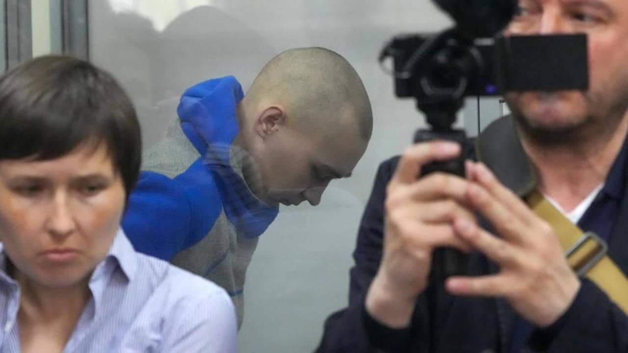 Vadim Shyshimarin, sargento del Ejército ruso de 21 años de edad, mira al piso detrás de un vidrio durante una audiencia en un tribunal, 13 de mayo de 2022, en Kiev, Ucrania (AP)