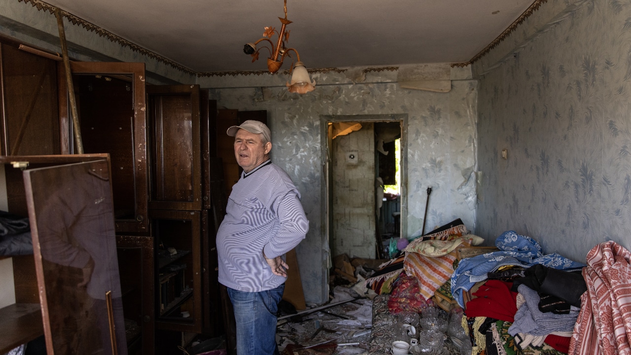 Un adulto mayor observa su apartamento en la ciudad de Kramatorsk, que resultó dañado por un misil ruso.