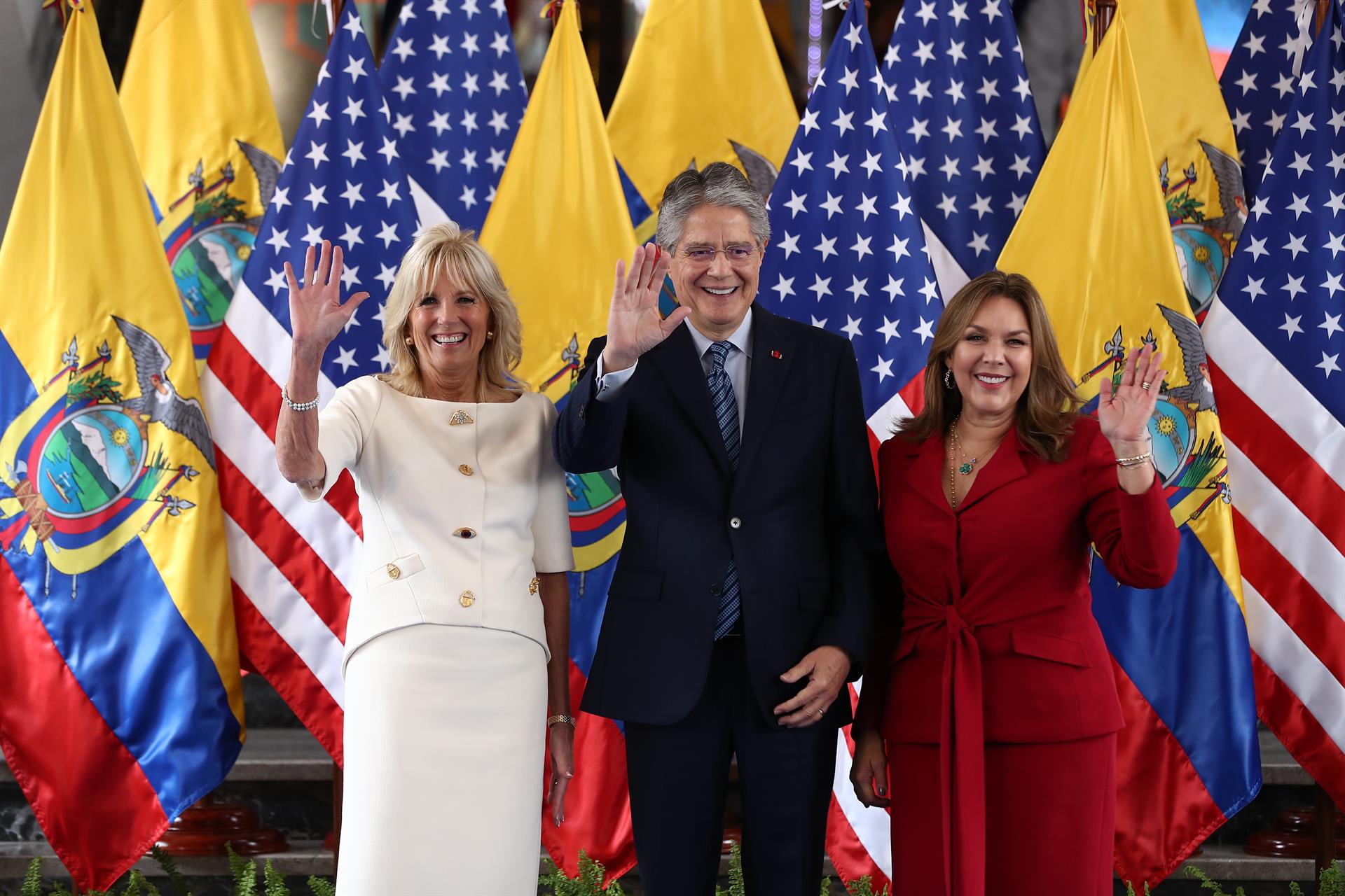 La primera dama de EEUU, Jill Biden, posa junto al presidente de Ecuador, Guillermo Lasso, y a su similar ecuatoriana, María de Lourdes Alcívar (EFE)