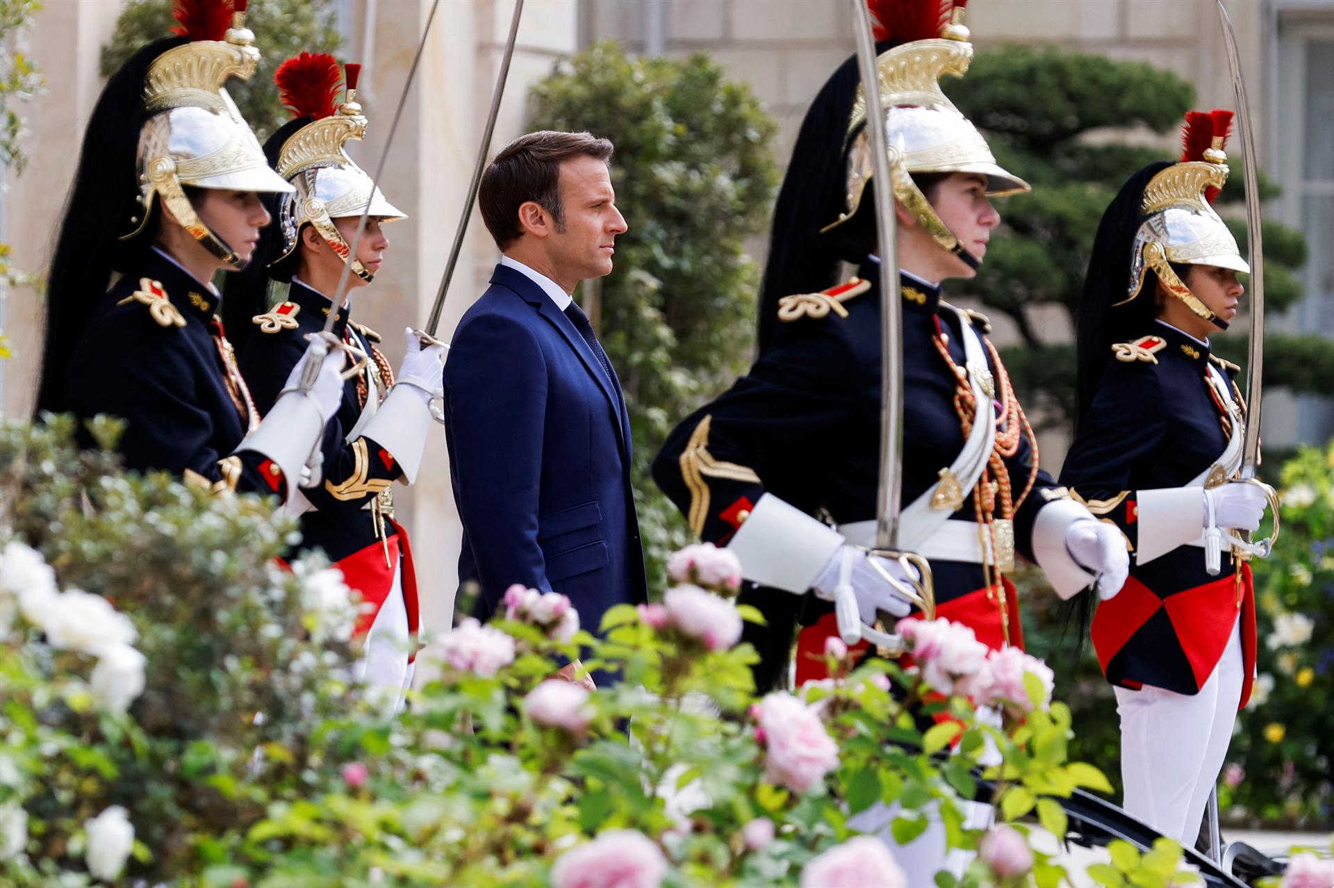 Macron promete actuar sin descanso por una Francia más independiente tras ser reinvestido presidente