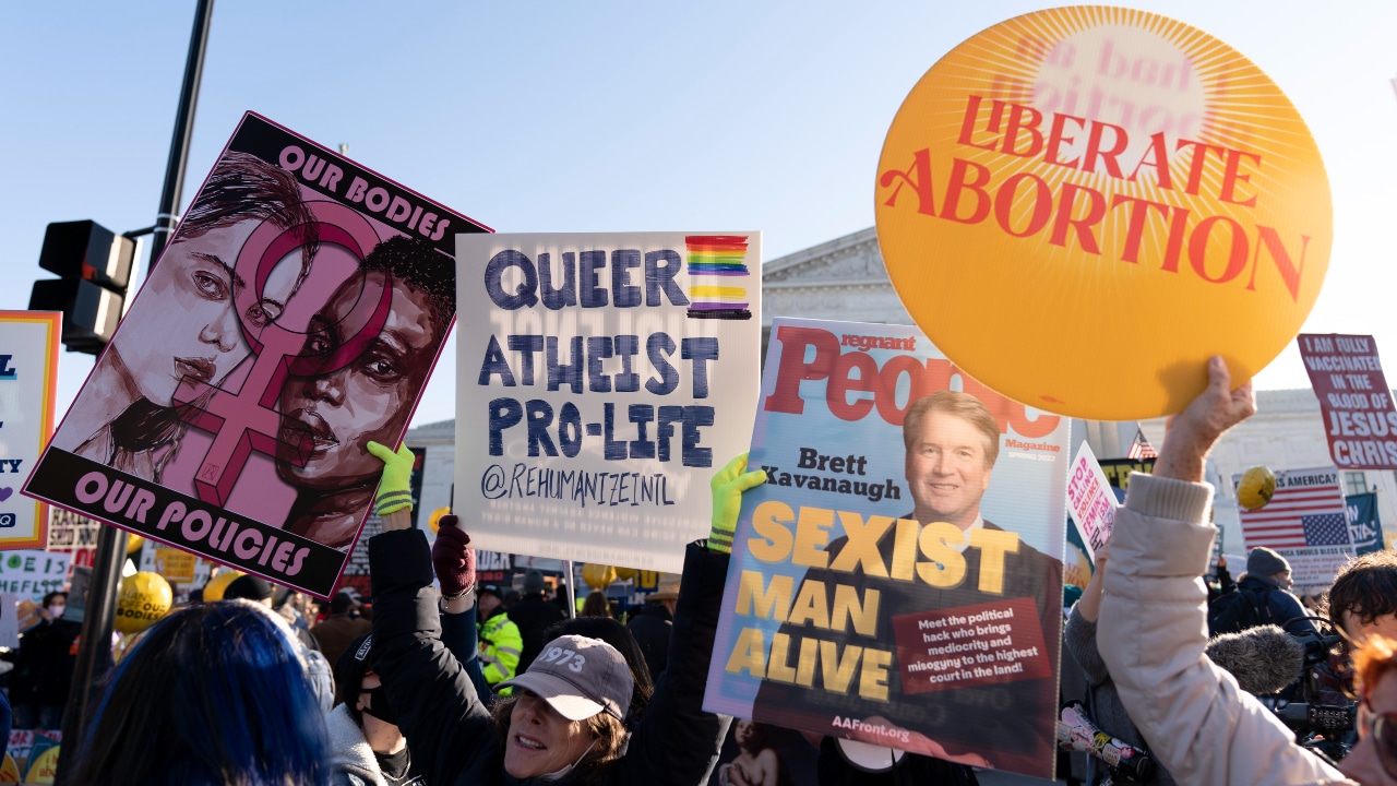 Un grupo de manifestantes porta pancartas a favor del aborto en Estados Unidos.
