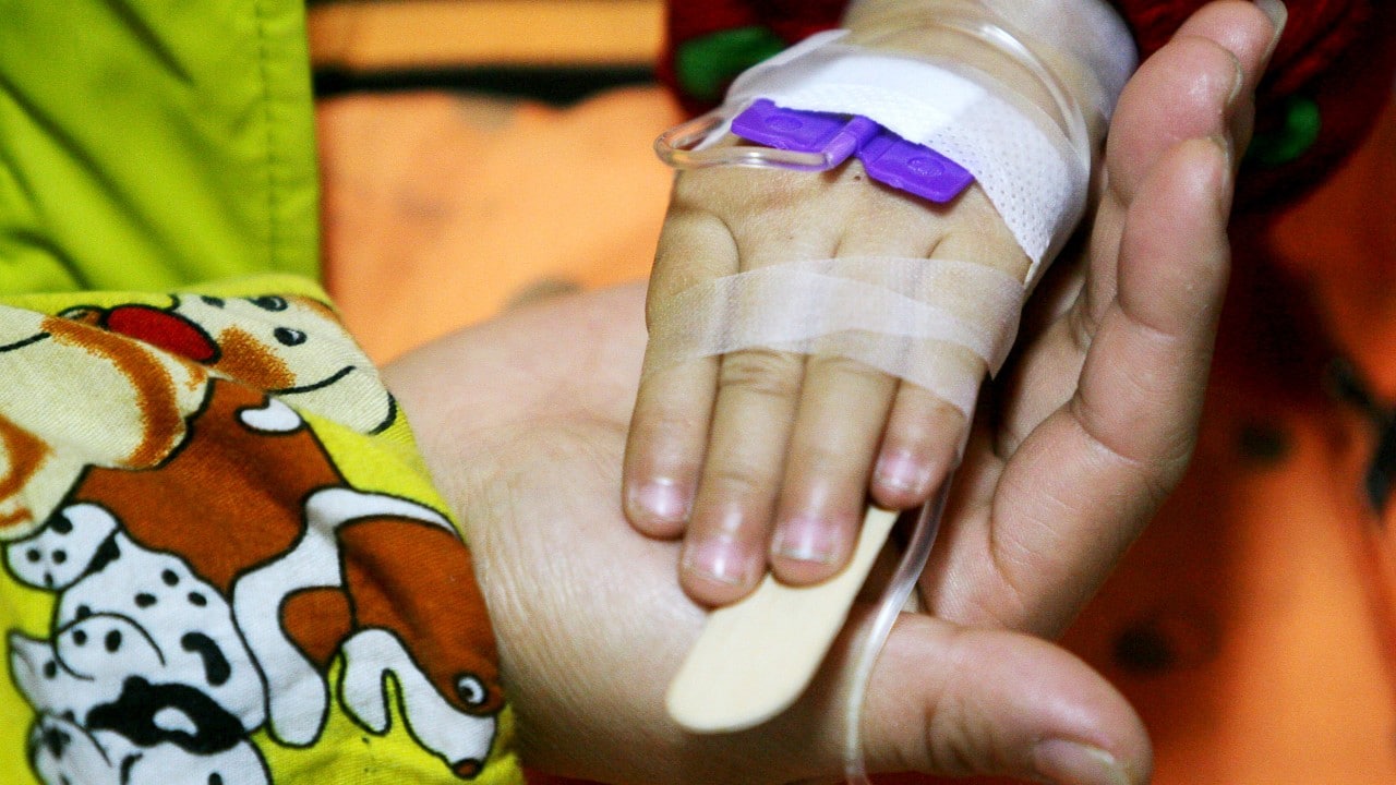Mano de un niño hospitalizado (Getty Images)