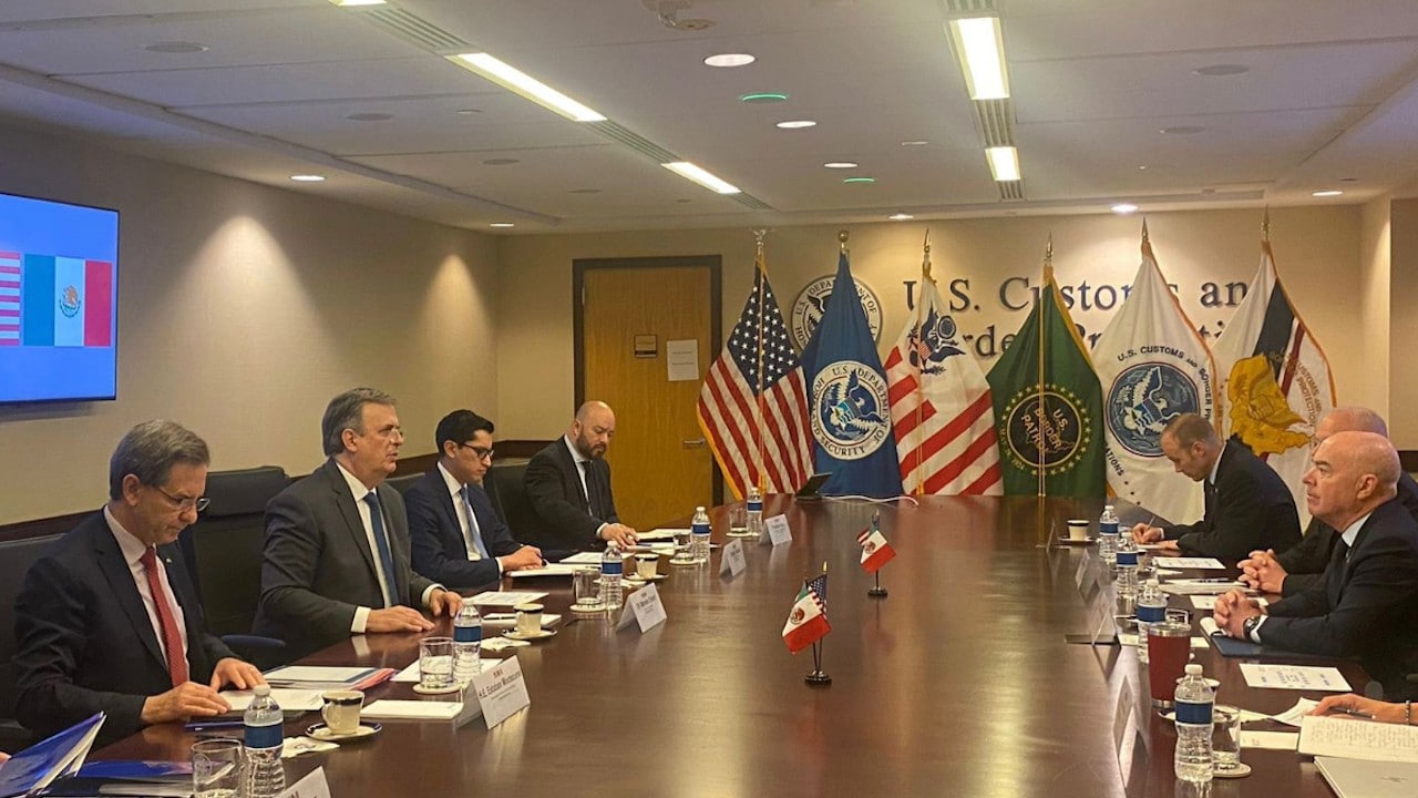 El canciller Marcelo Ebrard con el secretario de Seguridad Interior de Estados Unidos, Alejandro Mayorkas, 3 de mayo de 2022 (Twitter: @SRE_mx)