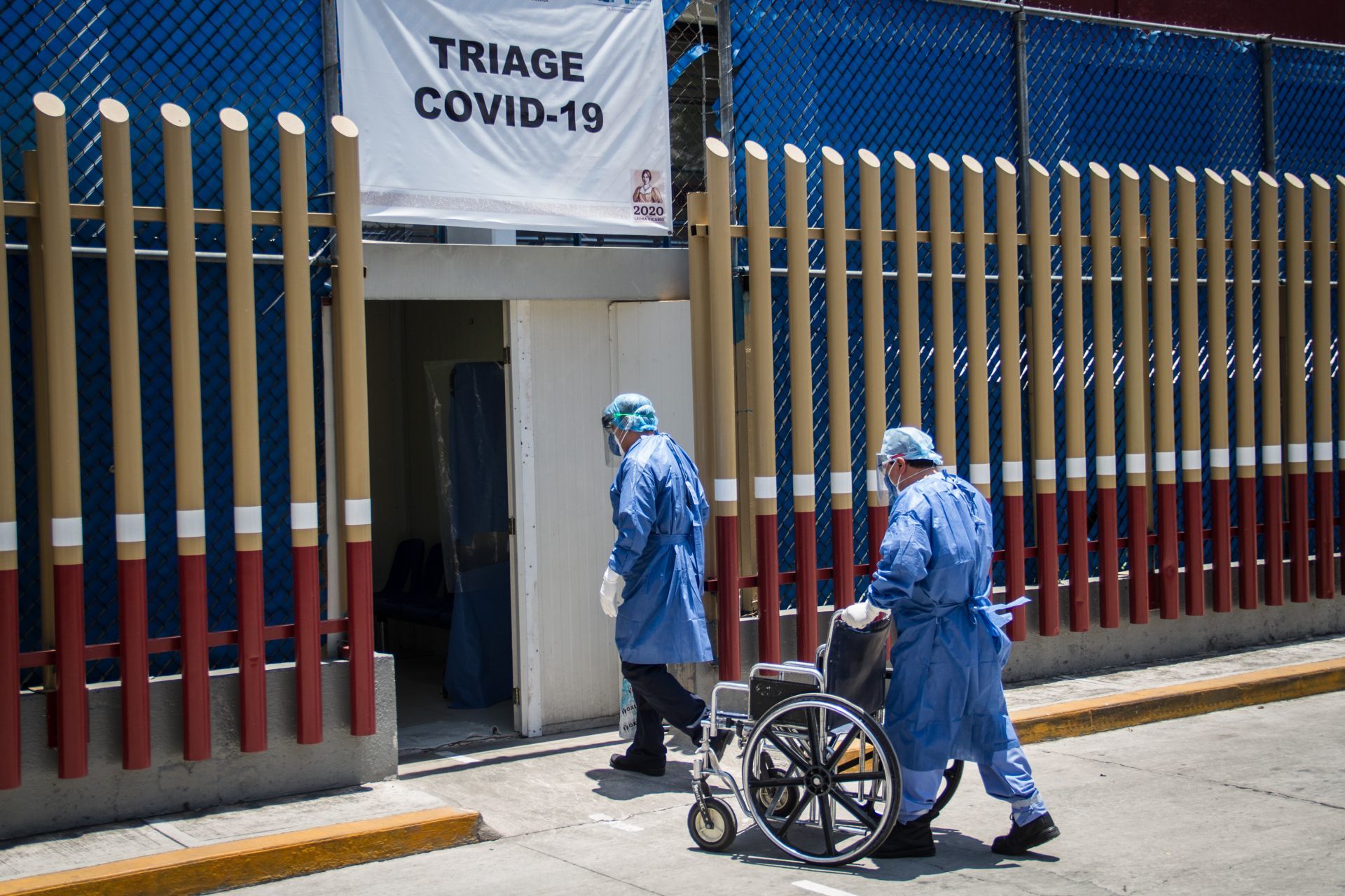 Médicos convocados por el IMSS, durante la pandemia, esperan la basificación prometida
