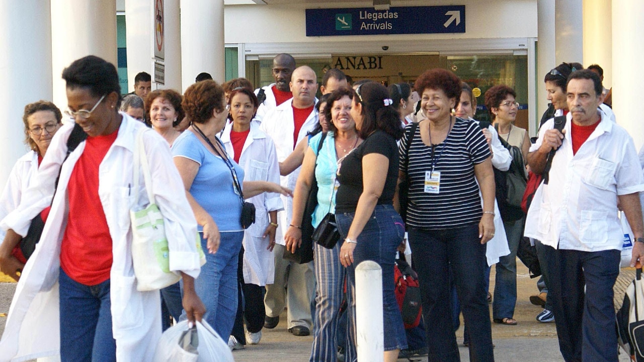 Fotografía de un grupo de médicos cubanos llegando a México.
