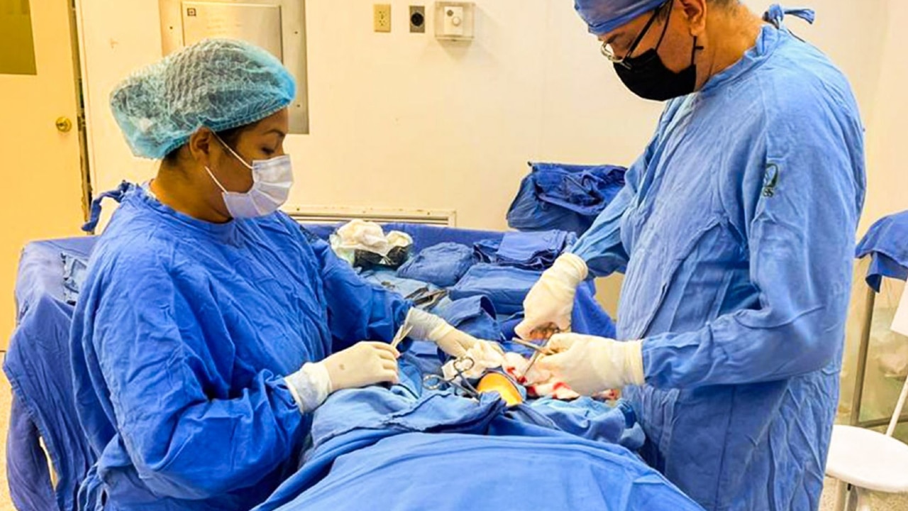 Fotografía que muestra a médicos durante una operación