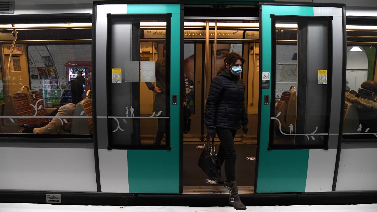 Dejará de ser obligatorio el uso de cubrebocas en transporte público en Francia