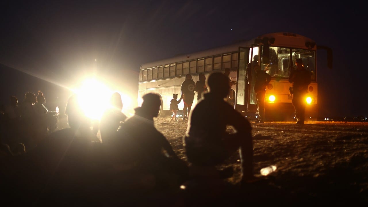 Migrantes esperan para abordar un autobús de la Patrulla Fronteriza (Getty Images)