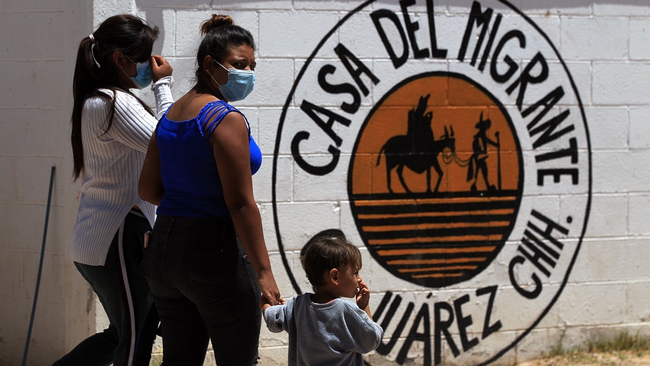 Migrantes llegan al albergue “Esperanza para todos”, en Ciudad Juárez
