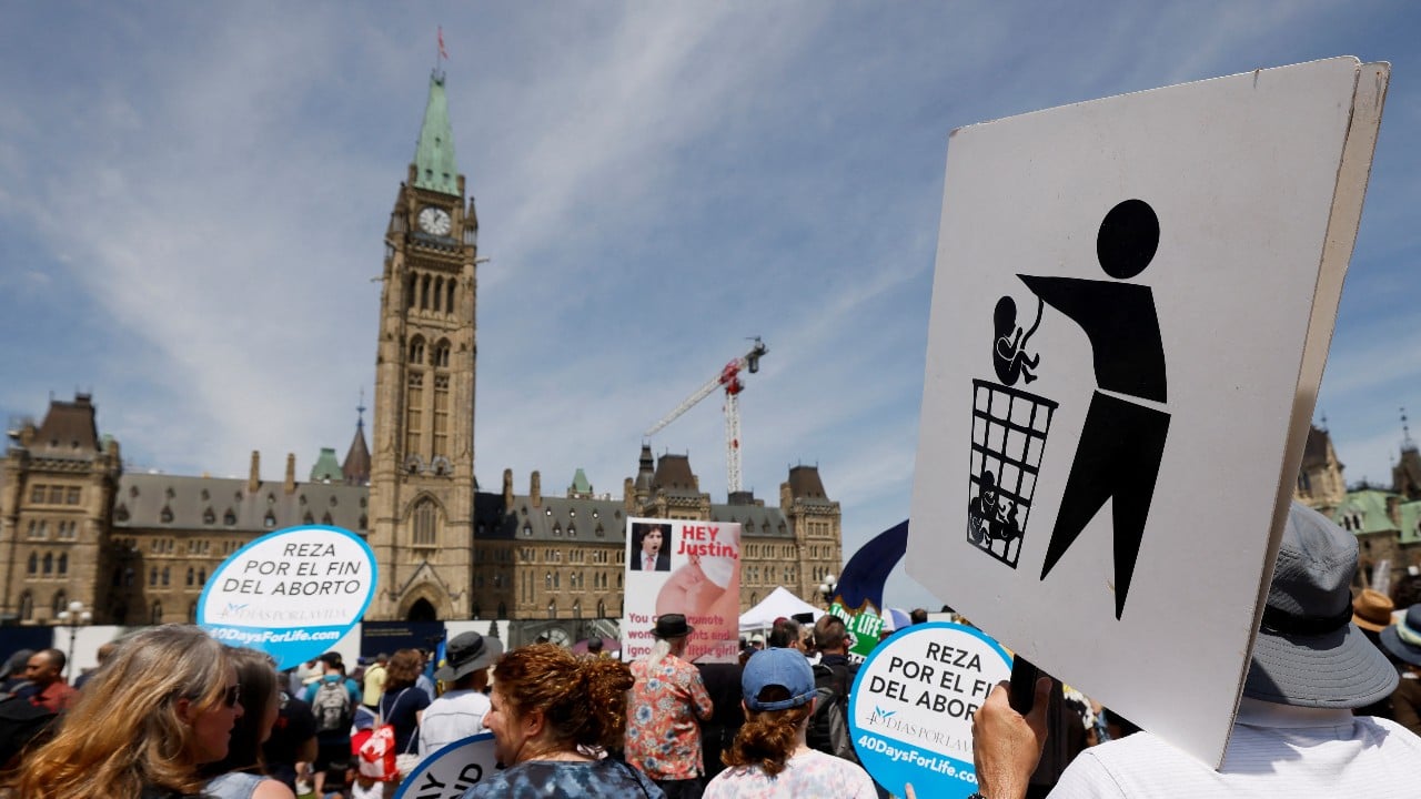Miles marchan en Canadá para oponerse al aborto.