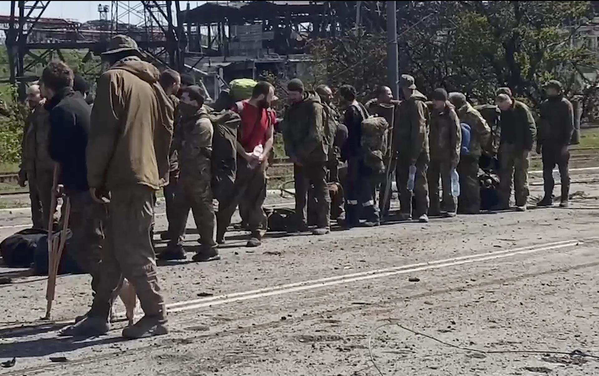 Rusia anuncia rendición de militares ucranianos de acería