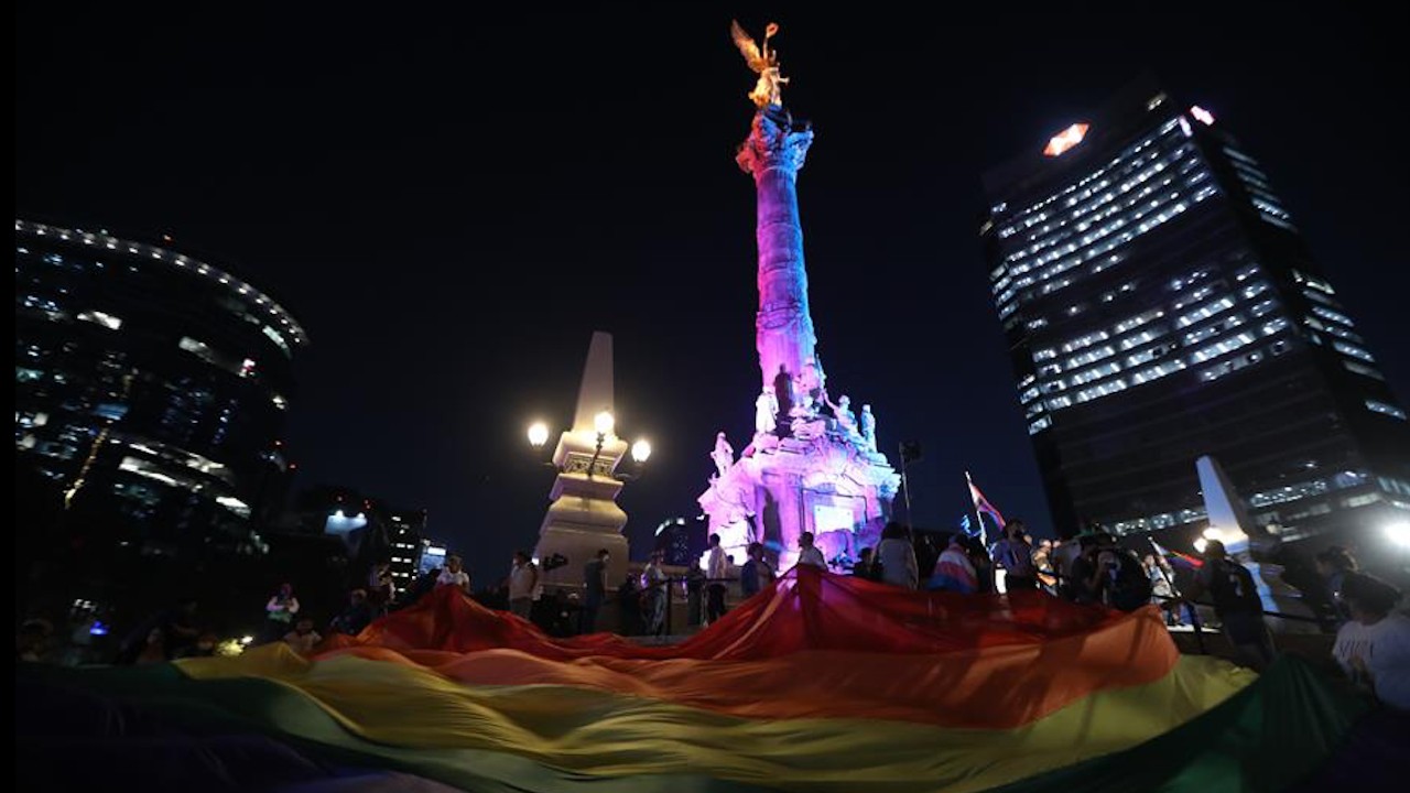 Monumentos de la CDMX se iluminan por el Día contra la Homofobia, Lesbofobia, Transfobia y Bifobia