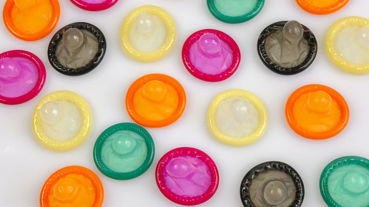Mujer rompió un condón para quedar embarazada en Alemania