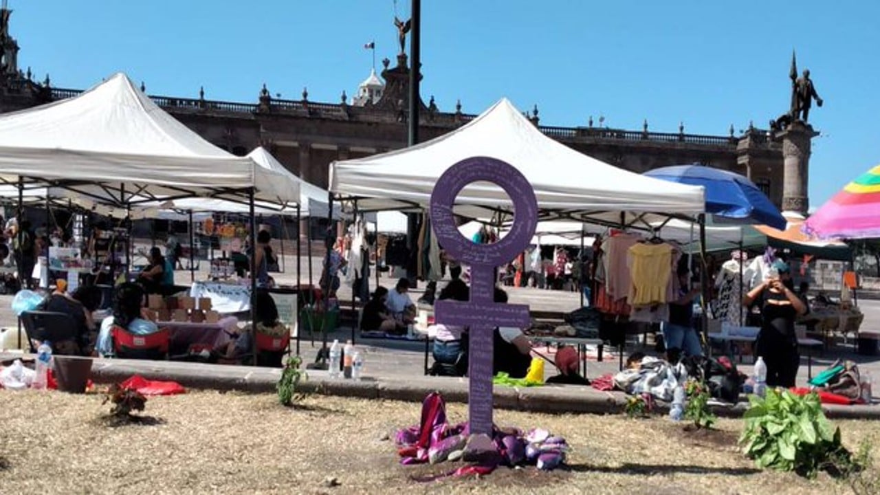 Mujeres en Nuevo León instalan antimonumenta frente a Palacio de Gobierno.