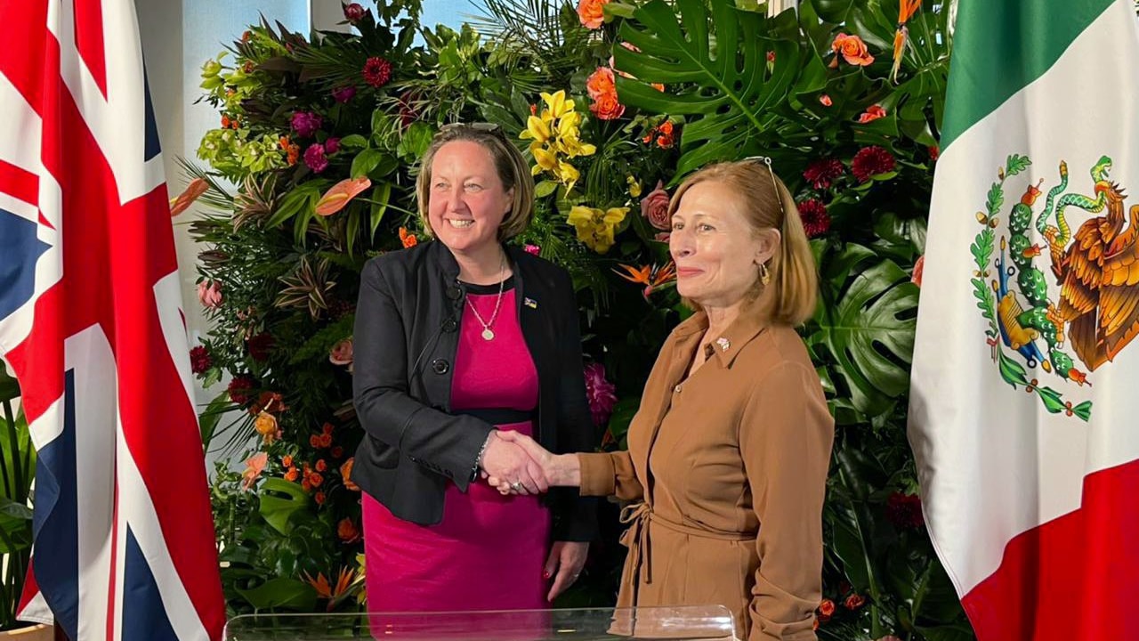 Tatiana Clouthier, secretaria de Economía, y la ministra británica de Comercio Internacional, Anne-Marie Trevelyan, inician las negociaciones en Londres.