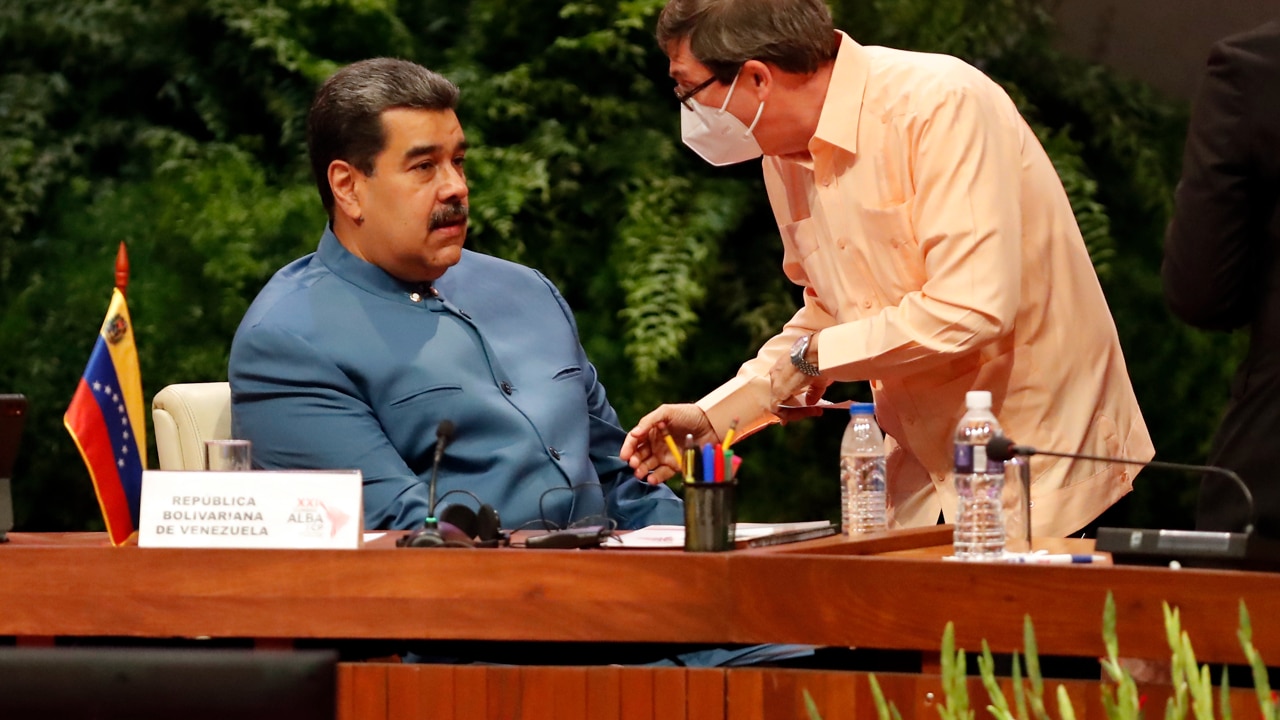 El presidente de Venezuela, Nicolás Maduro, conversa con el canciller cubano Bruno Rodríguez, en la XXI Cumbre de la Alianza Bolivariana de los Pueblos de Nuestra América (ALBA)