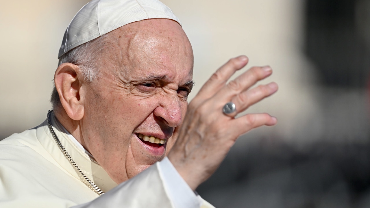 Fotografía de archivo que muestra al papa Francisco saludando a los fieles.