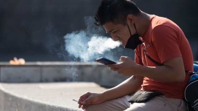 Un hombre fuma cigarro, el cual a partir del 1 de enero del 2022, la cuota aplicable pasará de 0.5108 pesos a 0.5484 pesos