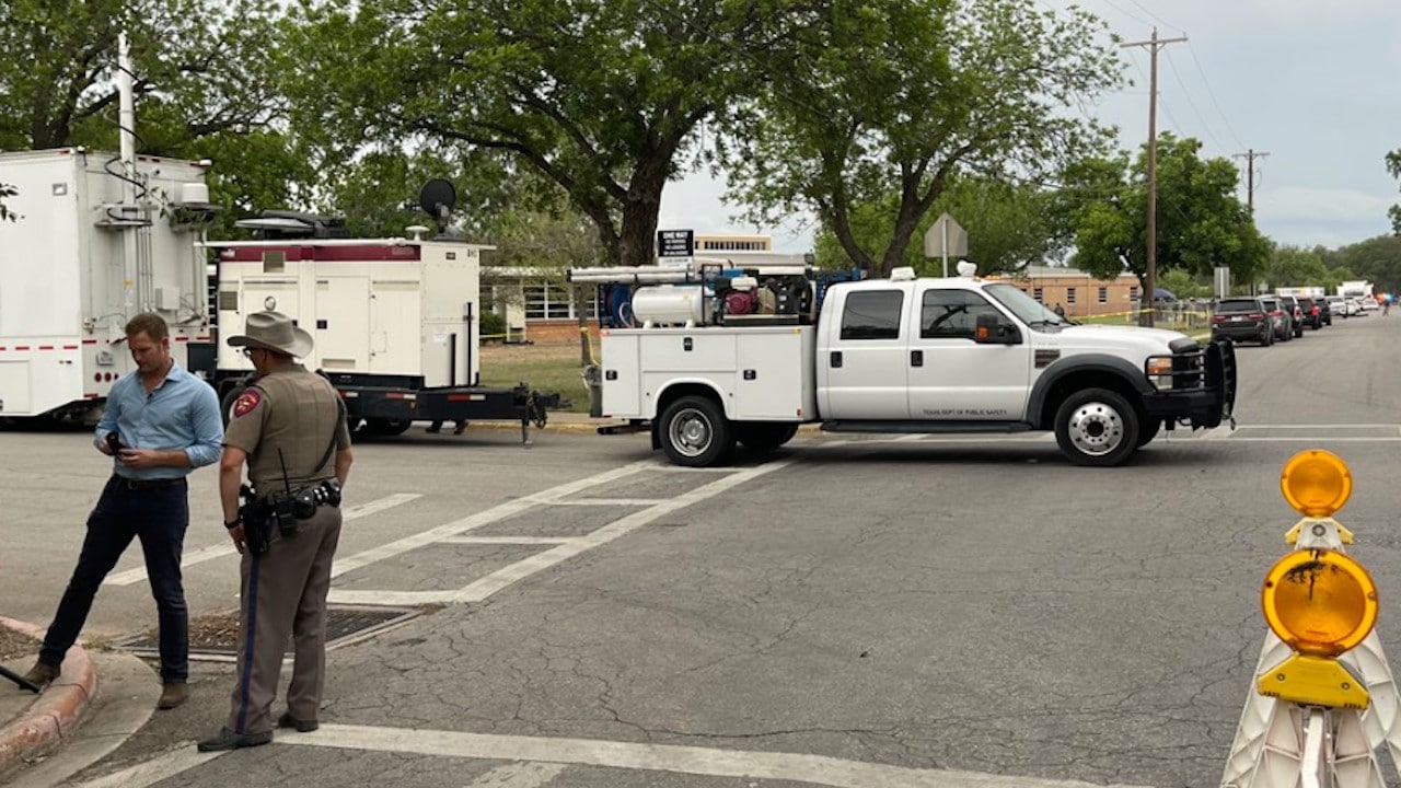 Policías resguardan zona de la masacre en Uvalde, Texas (Twitter: @RobertShermanTV)