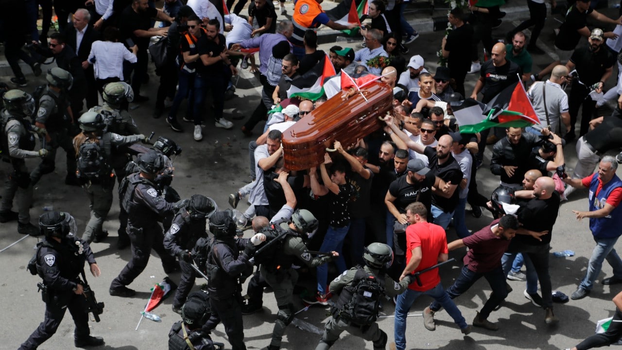 Policía ataca a asistentes al funeral de periodista de Al Jazeera