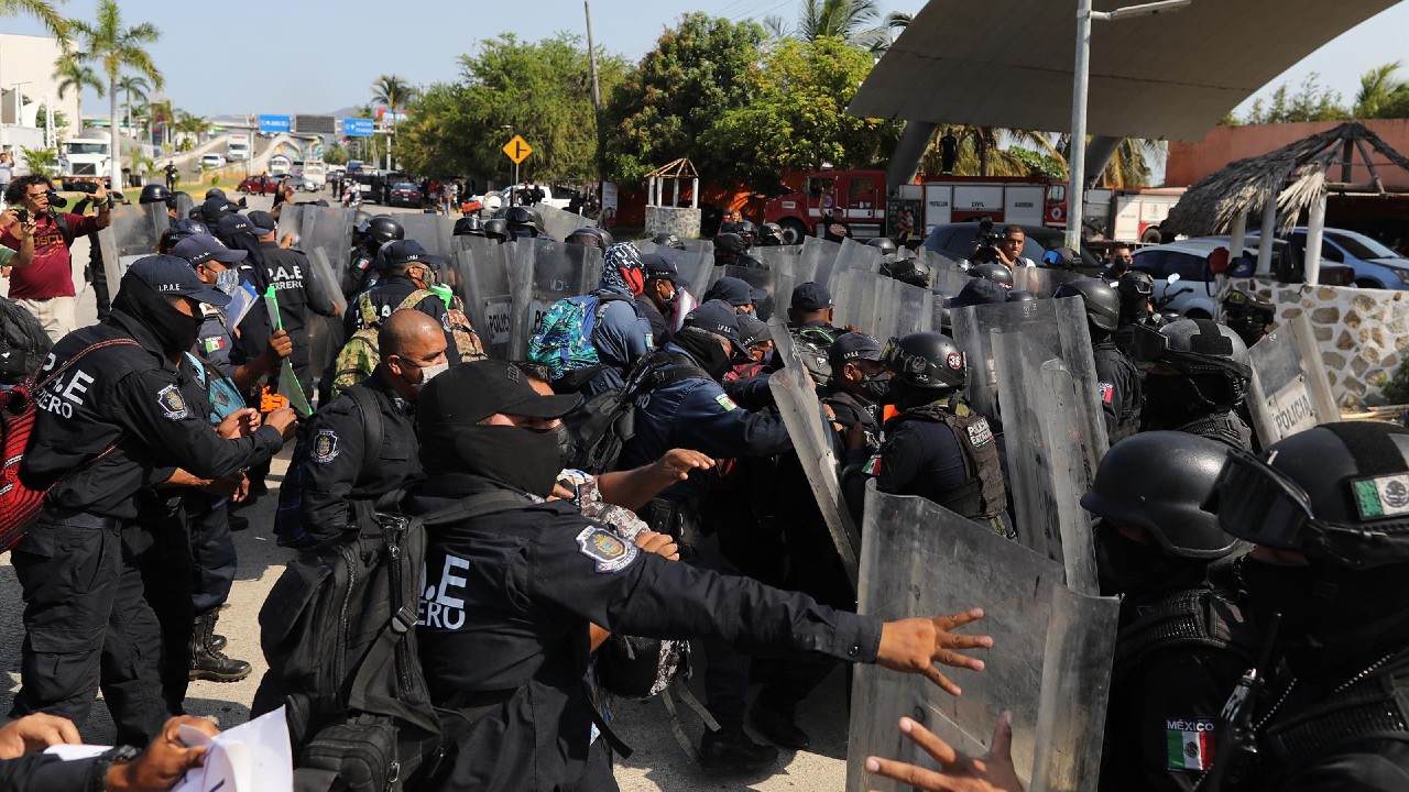 Policías en Acapulco se enfrentan en protesta por mejores salarios.
