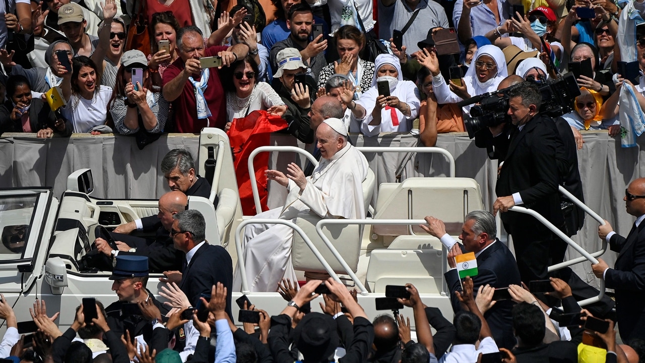 El papa Francisco subió al papamóvil descapotable y recorrió la abarrotada plaza saludando a las decenas de miles de fieles. Fuente: EFE