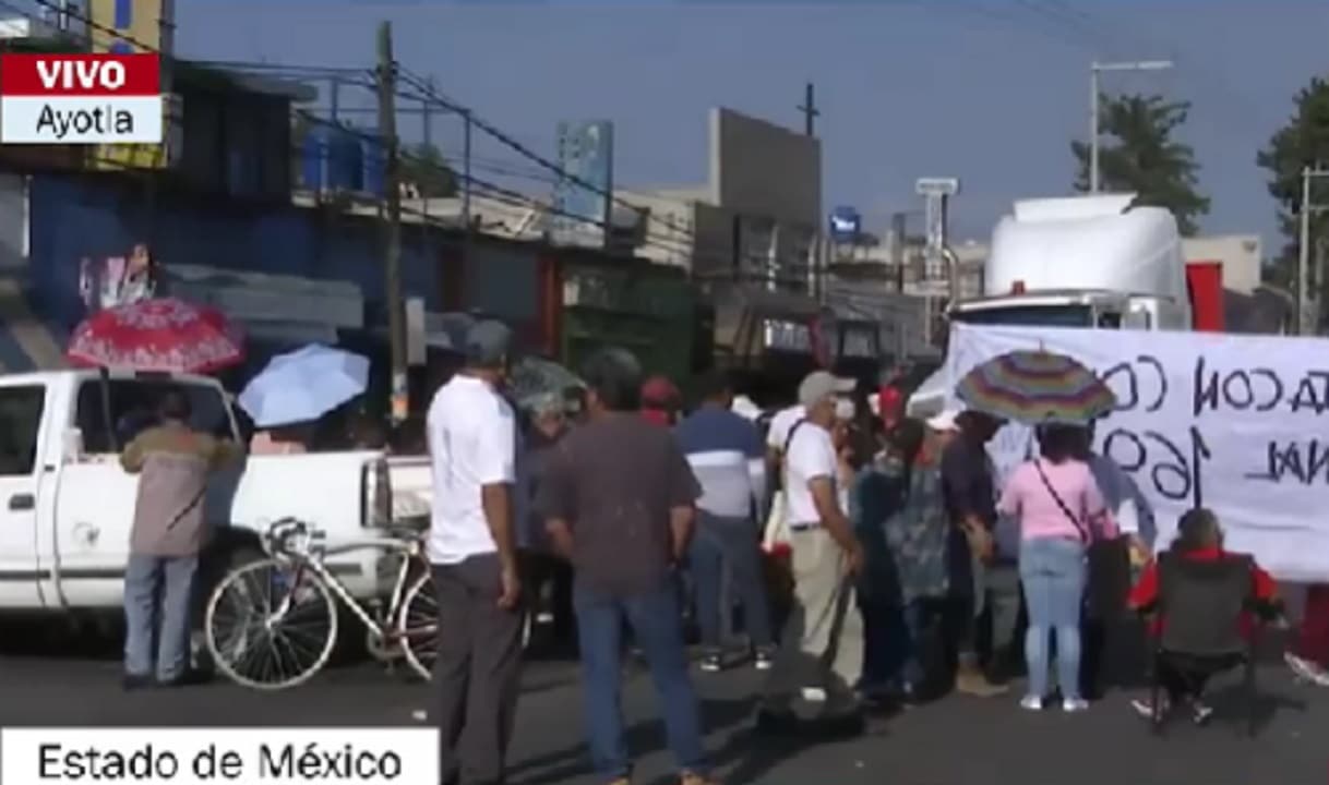 Vecinos de Ayotla bloquean la México-Puebla